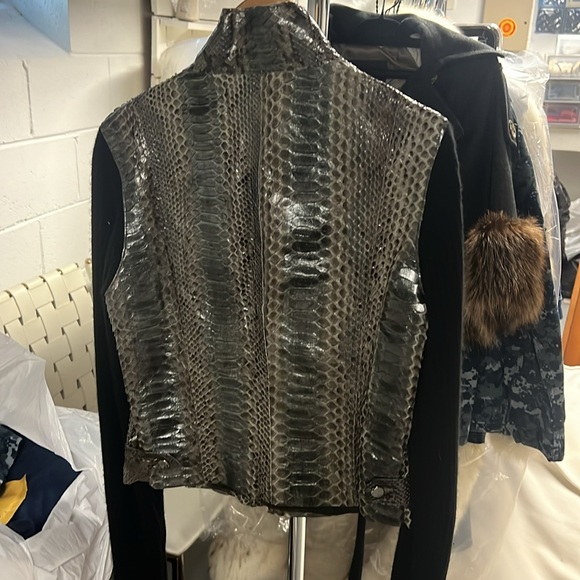 Ralph Lauren size 6, python body jacket with black knit sleeves - Picture 2 of 3